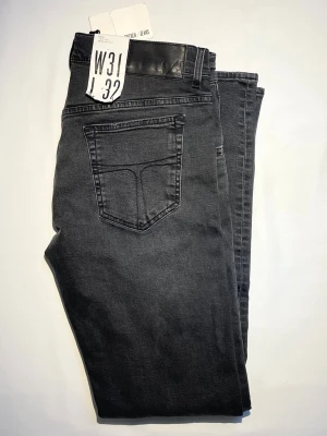 tiger of sweden jeans  - Tiger of sweden jeans  i modellen slim. Helt nya, Inga defekter och det är bara att skriva vid frågor eller mer bilder mvh 