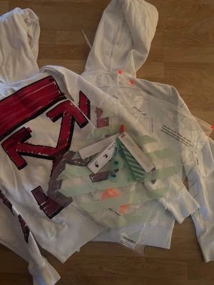 Off-White hoodies - Röd/Vit Off-White hoodies. Storlek S, herr modell. Nyskick, aldrig använt.  3500 för båda / 2000 för en.  Kvitto finns!  Hör av er vid fler funderingar.