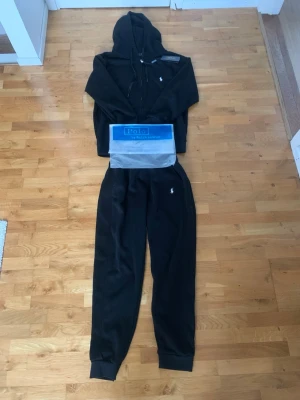 Svart tracksuit  från Polo Ralph Lauren - Passar dig som har S och XS och denne helt ny 