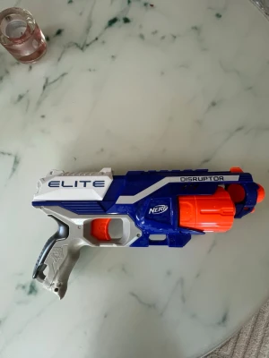 Nerf Gun  - Säljer en nerf gun för barn den är bra skick men den har dock några skador längre ner. Men den fungerar bra men jag har också inga skott till den. 