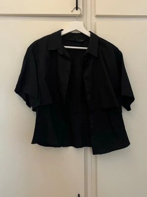 Skjorta - Säljer denna super snygga skjort/blus ifrån Zara i storlek L. Sitter så snyggt och väldigt bra skick💖
