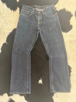 Nudie Jeans Bootcut Ola - Tjena, säljer nu dessa feta jeans.| Jeansen är i modellen Bootcut Ola och storleken W33 och L34.| Mått finns på sista bilderna dubbelkolla gärna.| Bara att höra av er vid frågor eller funderingar.|