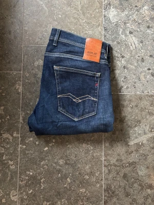 Replay jeans - Raka jeans från Replay i sjukt bra skick || Strlk W34 L32 ( Sitter mer åt W33 hållet) || Skick: 9/10, Inga defekter || Bara att skriva vid frågor och funderingar!