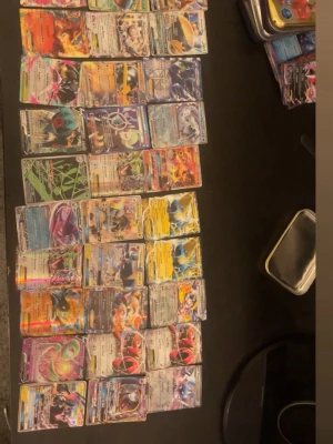 för bättre bild på korten kom DM! - Säljer en stor samling Pokémonkort med blandade GX, V och EX-kort. Korten har färgstarka illustrationer och många olika Pokémon, inklusive både klassiska och nyare figurer. Perfekt för samlare eller dig som vill bygga en unik kortlek. Alla kort är på engelska och har glansiga ytor.