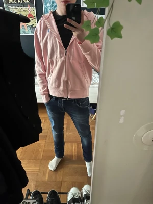 Ljusrosa ziphoodie Polo Ralph Lauren - Ljusrosa zip tröja perfekt till sommaren! Inga missfärgningar eller defekter och sparsamt använd! Storlek M som kan passa dig mellan 180-190. Regular i modellen. 