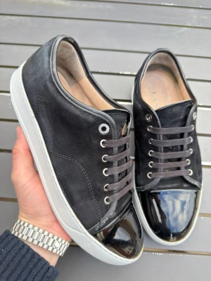 Lanvin uk7 svart - Säljer nu dessa sjukt feta svarta lanvins som är helt perfekta för sommaren! Size uk7 som motsvarar 41-42! Skick 8/10 inga stora defekter utan bara allmänt använda 😌. Nypris 5000kr mitt pris 2199 och vid snabb affär gör jag ännu bättre pris! Hör av dig vid intresse 🤩📦obs dustbag ingår !🫡