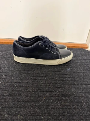 Lanvin skor  - Ett par lanvin skor i navyblue i grymt skick till ett bra pris. Storlek 8 vilket motsvarar 42/43. Vid vidare funderingar är det bara att höra av sig. Självklart äkta (beställda på TheRealReal). Allt gott