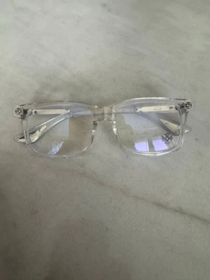 Chrome hearts glasögon med symboler - Genomskinliga blått ljus skydd i glasögonen skyddar mot skärmar osv perfekt för sommarens stil