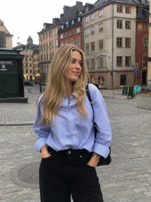 Svarta raka jeans med hög midja - Säljer ett par svarta jeans med rak passform och hög midja. Jeansen har klassisk femficksdesign och stängs med knapp och dragkedja. Perfekta till en avslappnad och trendig look. Materialet är kraftigt denim i bomull.