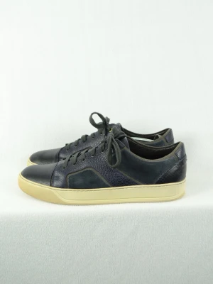 Lanvin sneakers  - LANVIN SNEAKERS Storlek : UK9 Passform : Passar 44 Användning : Skorna är i ett väldigt fint skick utan defekter Nypris : Cirka 4000SEK