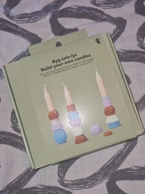 Bygg själv-ljus kit - Oanvänt DIY-set för att bygga egna ljus! Innehåller ljus och olika vaxformer som du kan stapla precis som du vill. Kul pyssel eller perfekt som en fin present.