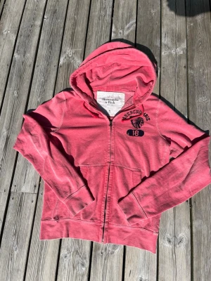 Archive Hoodie A&F - rchive hoodie från Abercrombie &fitch perfekt till sommaren! Är XL men passar L Hör av er vid minsta fundering!