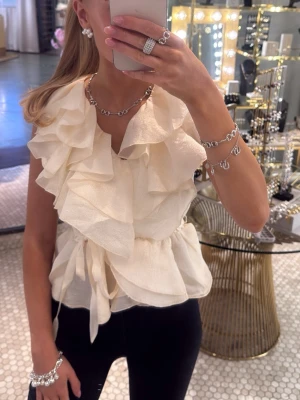 Blus med volanger  - Säljer denna så perfekta blus. Perfekt till alla sommarens tillfällen🤍🫶