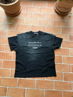 Svart Acne Studios t-shirt - Säljer en svart t-shirt från Acne Studios, helt oanvänd och ny.