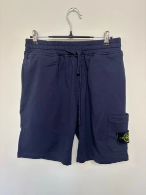 Stone Island Shorts Mörkblå - Mörkblåa Stone Island shorts perfekt till sommaren  | Storlek Medium | Fraktar samma dag om köp sker innan 22:00