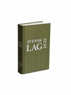 Svensk Lag 2026 kursbok - Svensk Lag 2026 är en tjock kursbok på svenska med hård, grön pärm och tydlig vit text på omslaget. Boken ges ut av Iustus förlag, har 2690 sidor och väger 1870 gram. Perfekt för juridikstudier och lagreferens.