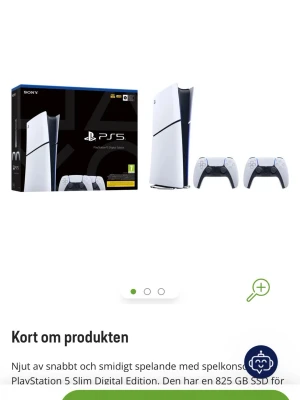 PlayStation 5 Slim Digital Edition - PlayStation 5 Slim Digital Edition från Sony med två vita och svarta DualSense-kontroller. Konsolen har en futuristisk, slimmad design i vitt med svarta detaljer och levereras i originalkartong. Perfekt för gaming med SSD-lagring och digitalt spelstöd.1 tb