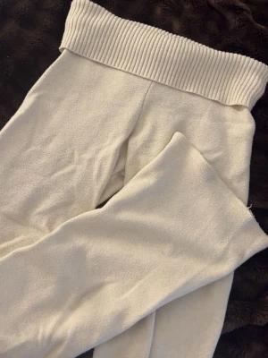 Gina tricot  - Jätte mysiga byxor från Gina tricot som man viker ner i midjan, använd fåtal gånger. 