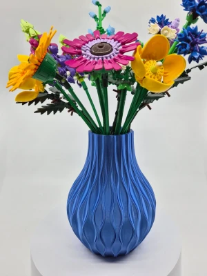 Blå 3D-printad vas för LEGO blomnor - Säljer en unik blå vas med vågig struktur, tillverkad i plast med 3D-printad design. Blommorna ingår ej.