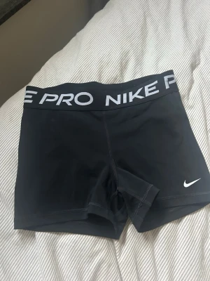 Nike PRO shorts  - Nike PRO shorts i strl. M. Oanvända så i nyskick 