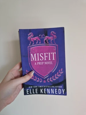 Misfit av Elle Kennedy - Säljer boken 'Misfit: A Prep Novel' av Elle Kennedy. Romantikbok skriven av författaren av Off Campus serien. I mycket bra skick. Katt finns i hemmet