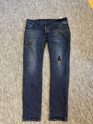 Mörk Blåa DSquared2 Jeans - Riktiga Dsquared2 jeans!!                                                      •Sällan använda och är xxl i storleken!                                  •Pris kan diskuteras!