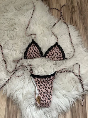 Bikini - Säljer en superfin leopard mönstrad bikini från design by si. Nyskick, aldrig använd. Storlek xs🩷