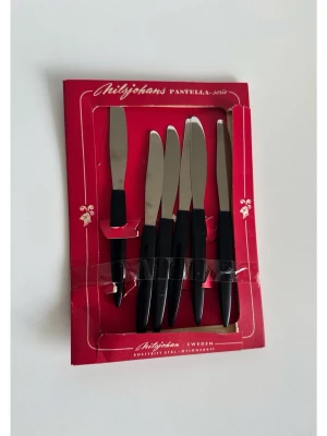 NilsJohan - 6st Pastella smörknivar svart - helt NYA - Helt NYTT set med 6 smörgåsbestick / knivar från legendariska husgeråds-tillverkaren Nils Johan i den älskade Pastella-serie. Knivarna är 16cm långa, har skaft i nylon och är tillverkade i rostfritt stål. En svensk design-klassiker i köket. Helt nya i originalförpackning. 