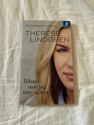 Ibland mår jag inte så bra pocket - En pocketbok av Therése Lindgren med titeln 'Ibland mår jag inte så bra'. Omslaget är ljust med ett foto av författaren och svart text. Boken handlar om psykisk ohälsa, självupplevda erfarenheter och är skriven på ett personligt och ärligt sätt.