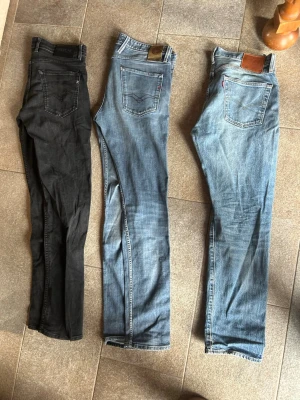 Säljer replay och Levis jeans - Säljer nu tre par jeans i ett paketpris🙂 dem svarta är ett par replay groover i storlek 34, dem ljus replay jeansen är replay anbass dem har längd 34 och midja 33, dem sista Levis jeansen är ett par 501or med skön tvätt storlek på dem är 32🙂
