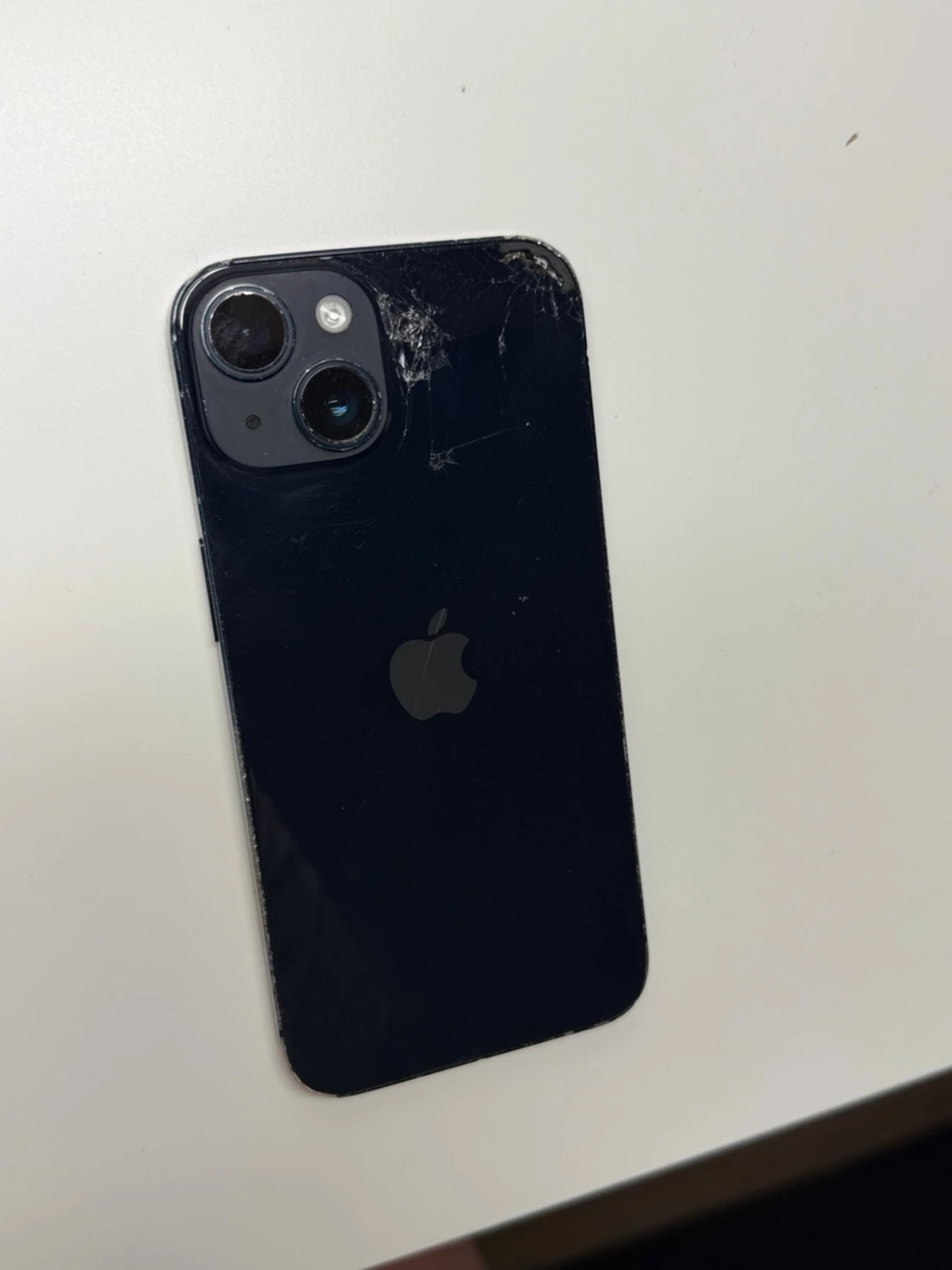 Mörkblå iPhone 14