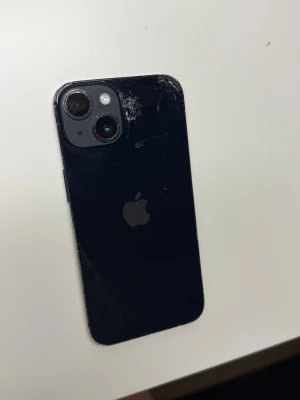 Mörkblå iPhone 14 - Säljer nu min iPhone 14 som ja haft i 2,5 år ungifär. ser sliten ut men inget fel med själva telefonen allt funkar som de ska och aldrig haft några problem med den. Köpte den ny. 