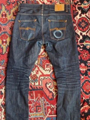 Selvedge nudie jeans fearless Freddie faded  - Tjena !  Säljer nu mina personliga nudie jeans i modellen fearless Freddie! Har extremt snygga fades av mycket användning!  Storlek: 29/32  Mått: midja: 41cm längd: 105cm lår: 23cm benöppning: 17cm  Måtten kan variera 1cm+-  Använda i ungefär 6 månader och har aldrig tvättats   Hör av er vid frågor!😊