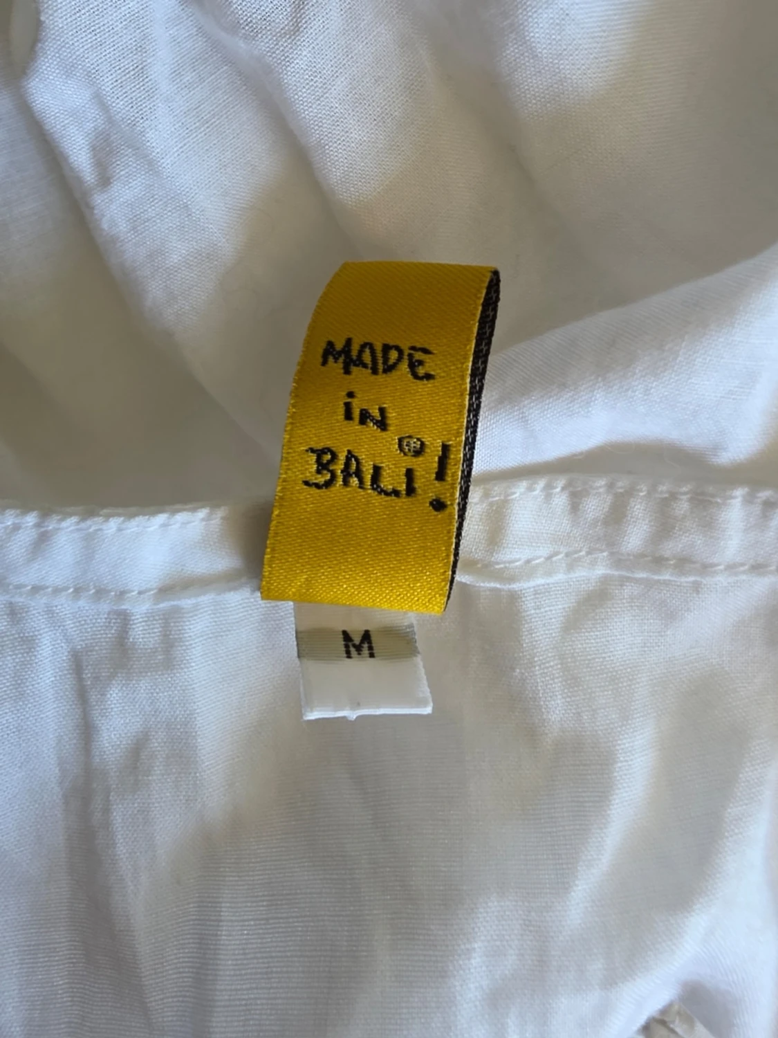 Vit topp med broderade detaljer  - 4