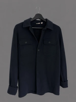 Mörkblå overshirt från only & sons - Stilren mörkblå overshirt med klassisk krage och två bröstfickor, pris kan diskuteras 