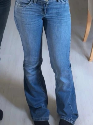 blåa nelly jeans💞stl 34 - dessa är i nytt skick och använda typ 2 gånger, säljer pga att de är för långa💗 för referens är jag 1.61💞