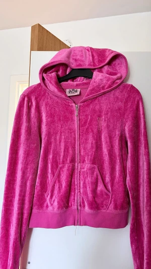 Vintage Juicy Couture hoodie - Mjuk velour och knappt använd . Neon rosa 