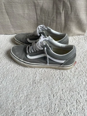 Gråa Vans - Schyssta Vans. Strl 41. Det gula i skon är pga mina inlägg. 