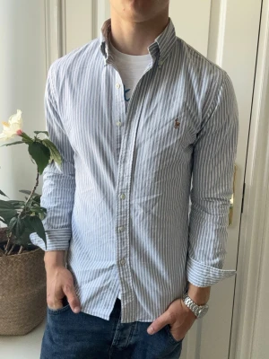 Ralph lauren skjorta randig - På plick Live 11 Juni 17.00  - Ralph lauren skjorta radnig, Inga defekter! Modellen i bilderna är 180 cm 75 kg och bär Storlek S slim fit , Kom med frågor! 🌟 (Kan gå ned i pris vid köp av paket 😉) 