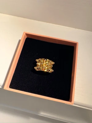Edblad Peak Ring Guld - En guldpläterad ring i storlek 18,5 (M). Skicket är som hur den ser ut på bilden, har använts men ej tappat färg, skriv gärna vid intresse Mvh Julia