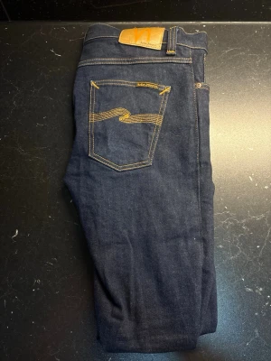 Nudie LEAN DEAN - Säljer ett par Nudie Jeans i modellen Lean Dean då de är för små och inte passar längre. Byxorna är i bra skick förutom att dem har en ”snus fade” på ena bakfickan annars väldigt fräscha och snygga. Storlek W29/L30. Vid frågor och fler bilder så är det bara att skriva. !PRIS GÅR ATT DISKUTERA!