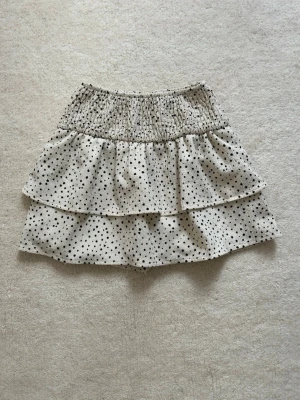 Prickig kjol - Storlek 152 men passar XS💓 har shorts under