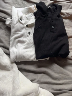 Pikéer från Zara  - Två fina pikéer i svart och vit från Zara, perfekt nu i sommar! Kom med frågor och prisförslag 🫱🏻‍🫲🏼