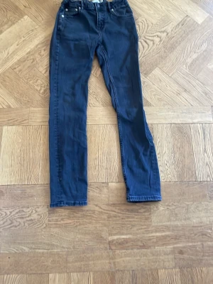 Mörkblå slim jeans från 157 - Säljer ett par mörkblå slim fit jeans från 157, modellen Slimmy Star. Klassisk femficksdesign och raka ben. Perfekta till vardags för en clean och enkel look. Jeansen är i ett mjukt denimtyg som sitter snyggt och bekvämt.