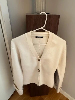 Gina tricot vit tröja topp  - Stl M men mer som en S!