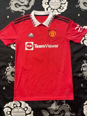 Manchester United Hemmatröja 22/23 Casemiro #18 - Säljer en officiell Manchester United hemmatröja från säsongen 2022/23 med Casemiro och nummer 18 på ryggen Skick: Nära nyskick.  Storlek: S.  Spelare: Casemiro #18 Kan hämtas i Gnesta annars skickas den via posten samma dag som beställningen! Vid frågor eller prisförslag skicka DM. 