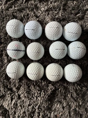 12 vita Titleist Pro V1 golfbollar - Säljer ett set med 12 vita golfbollar av modellen Pro V1 från Titleist. Klassisk rund form med dimple-mönster och svart märkning. Perfekt för dig som vill fylla på golfbagen med kvalitetsbollar. Bollarna är i mixat skick. Vissa bättre andra sämre. Därav priset🏌️