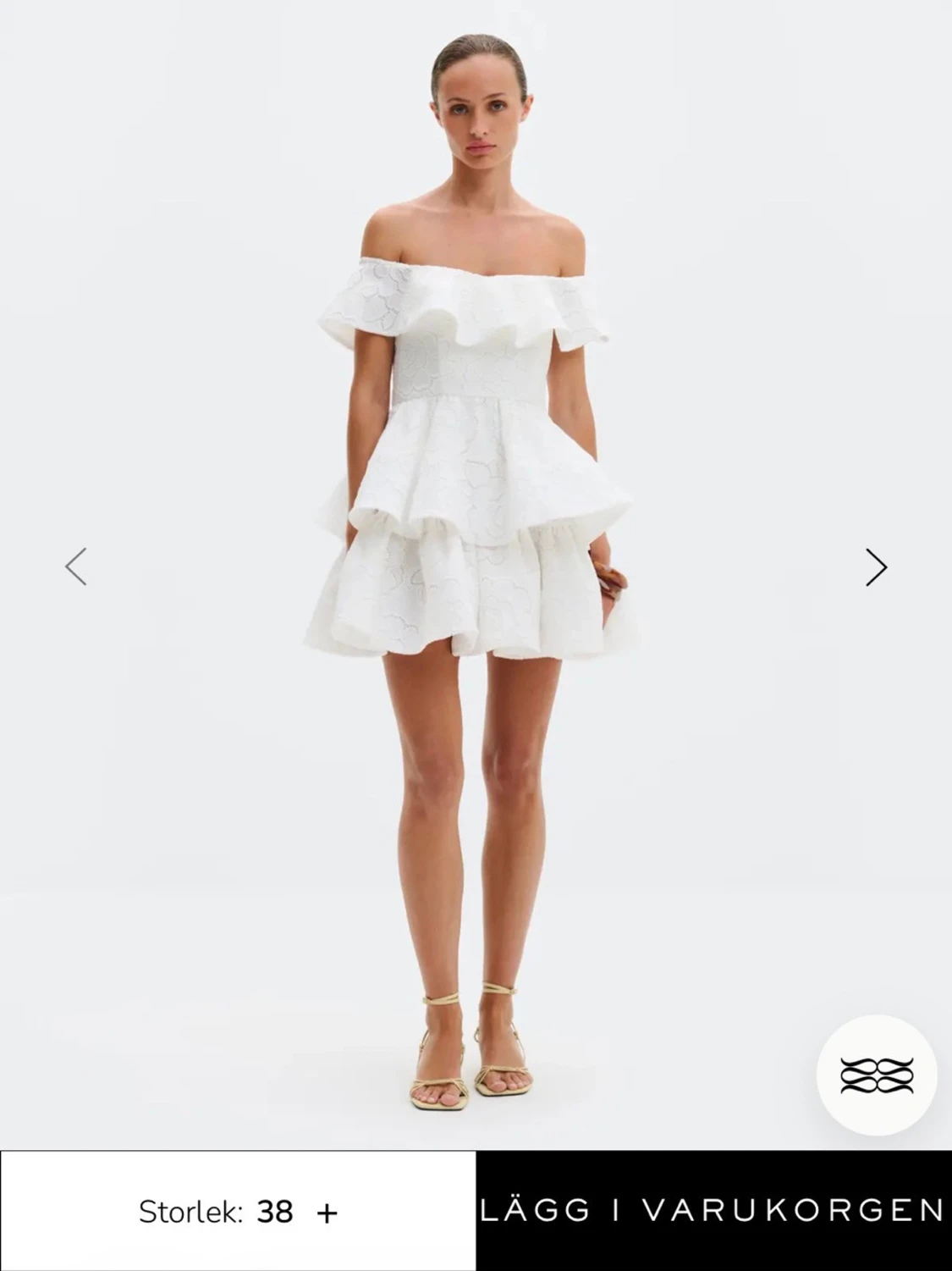 Vit offshoulder volangklänning