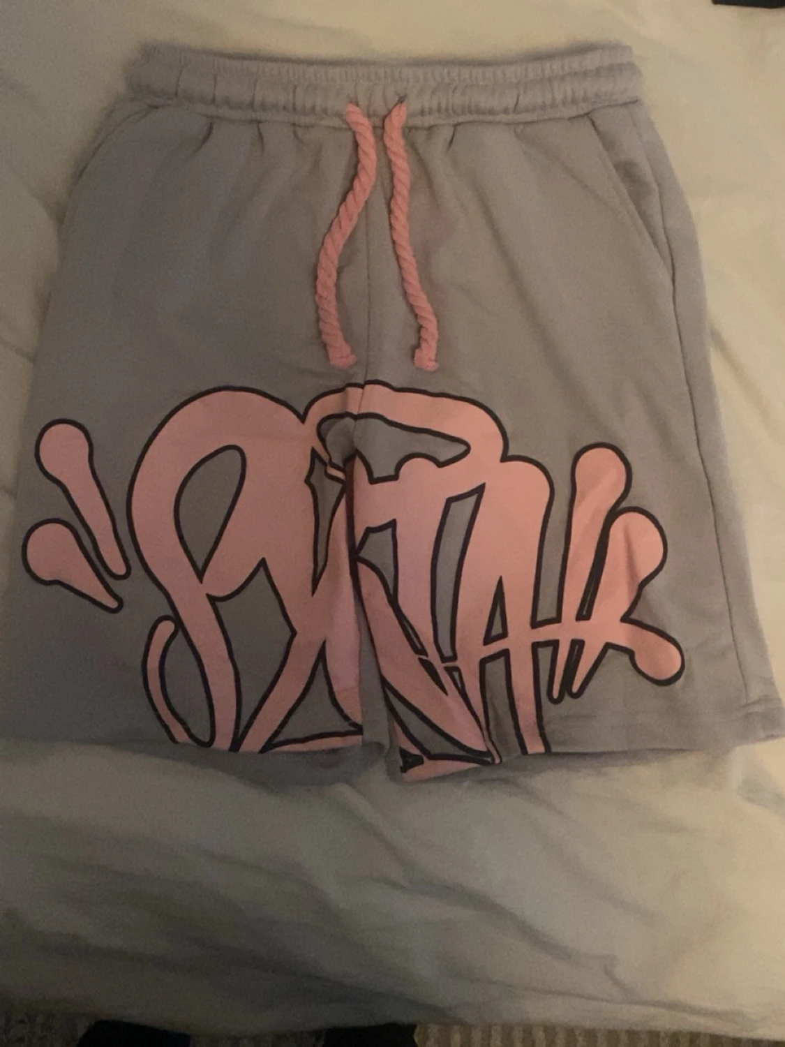 Ljusgrå shorts från syna med tryck