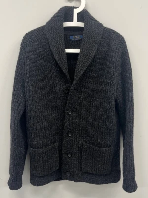 Ralph Lauren cardigan - Riktigt det Ralph Lauren cardigan i den fina blandningen 90% ull och 10% kaschmir. Nyskick inga defekter eller tecken på användning. 
